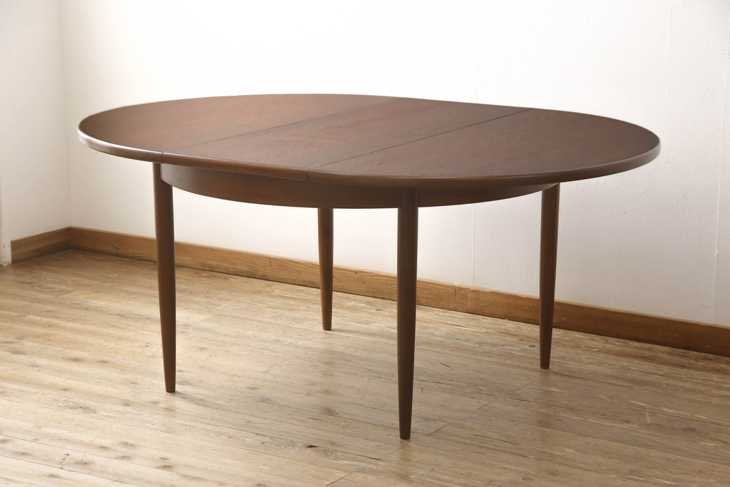 イギリスビンテージ　G-PLAN(ジープラン)　木の温もりが感じられるダイニングテーブル(エクステンションテーブル、拡張式テーブル、ラウンドテーブル、2人掛け、4人掛け、6人掛け、ヴィンテージ、北欧)(R-064840)