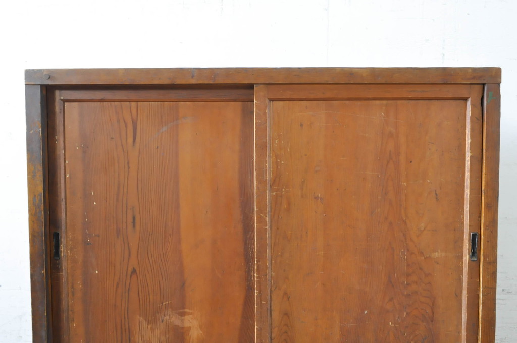 和製アンティーク　昭和レトロ　シンプルなデザインが魅力の収納棚(戸棚、食器棚、キャビネット)(R-071481)