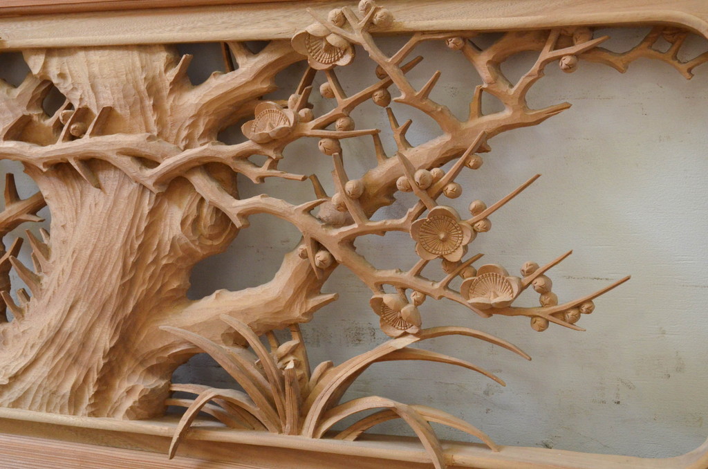 アンティーク建具　井波彫刻　躍動感ある梅が美しい彫刻欄間1枚(明り取り、明かり取り、在銘有り)(R-071589)