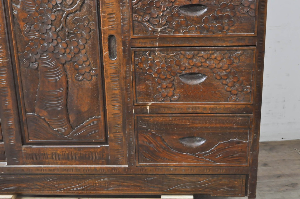 中古　美品　軽井沢彫り　隅々まで施された桜の彫りが美しい二段重ね食器棚(カップボード、キャビネット、飾り棚、収納棚、戸棚、引き出し)(R-071054)