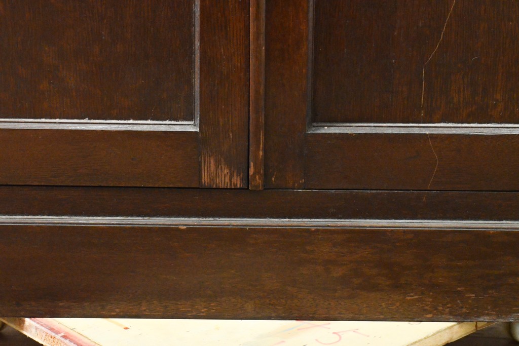 和製アンティーク　ナラ材　ヨーロピアンな雰囲気を醸し出すコーナーキャビネット(収納棚、飾り棚、戸棚)(R-059468)