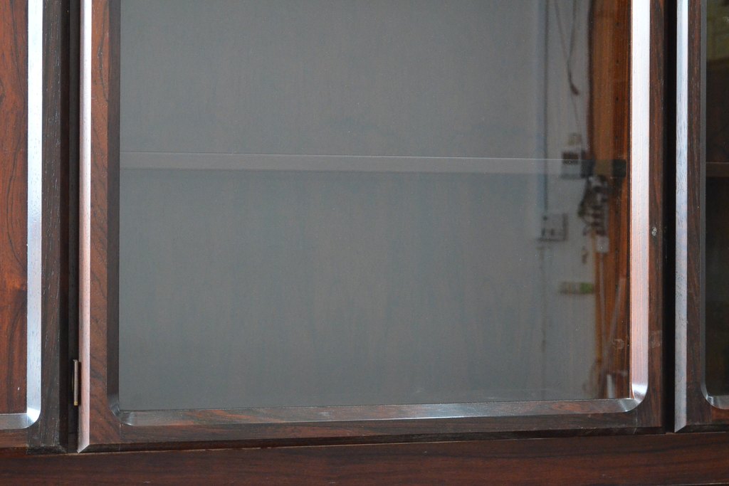 和製ビンテージ　山品木工(YAMASHINA)　ローズウッド　絶版品　高級感漂う上品なキャビネット(収納棚、食器棚、戸棚、飾り棚、本箱、ブックケース、ヴィンテージ)(R-059863)