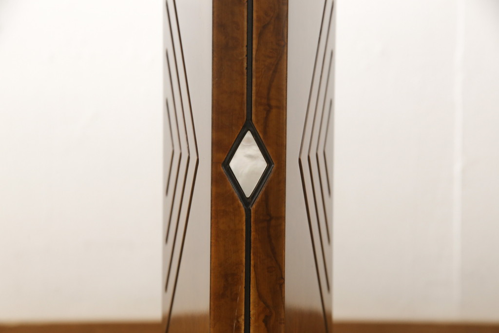 中古　美品　イタリア高級家具　メデア(Medea)　脚に入った幾何学模様が目を引くエクステンションテーブル(定価約90万円)(ダイニングテーブル、6人掛け)(R-059155)