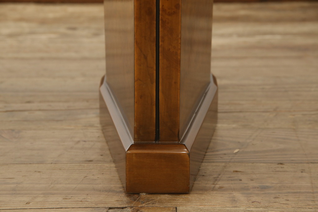 中古　美品　イタリア高級家具　メデア(Medea)　脚に入った幾何学模様が目を引くエクステンションテーブル(定価約90万円)(ダイニングテーブル、6人掛け)(R-059155)