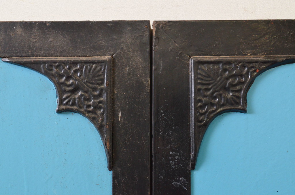 アンティーク建具　レトロ　幅狭　重厚感が魅力的な古い石蔵の両開き鉄扉1対2枚セット(ドア、玄関ドア、蔵戸)(R-071612)