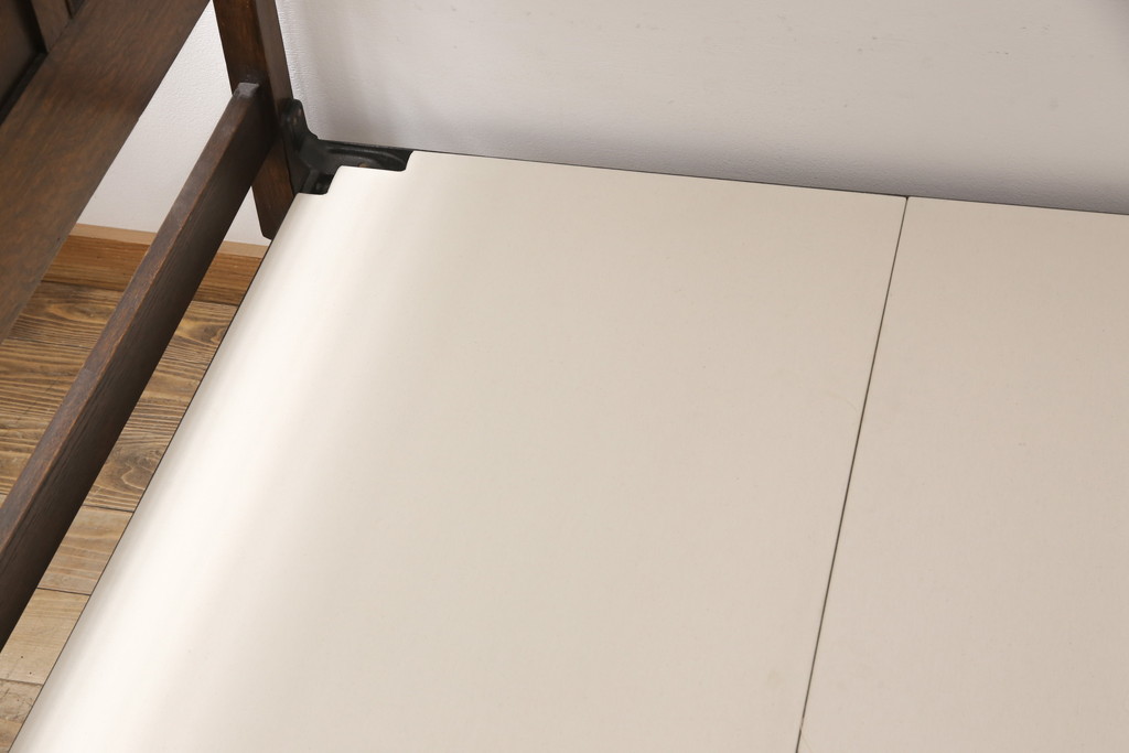 アンティーク家具　イギリス　オーク材　直線的なデザインとツイストレッグの挽き物加工が魅力!クラシカルな佇まいのベッドフレーム(セミダブル)(R-054490)
