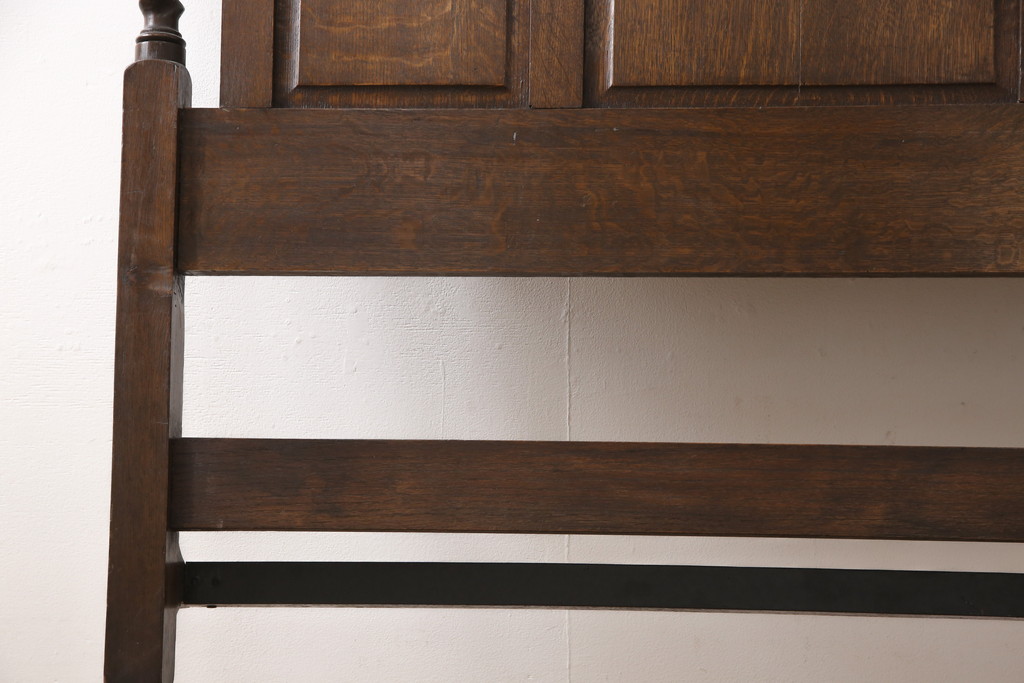 アンティーク家具　イギリス　オーク材　直線的なデザインとツイストレッグの挽き物加工が魅力!クラシカルな佇まいのベッドフレーム(セミダブル)(R-054490)