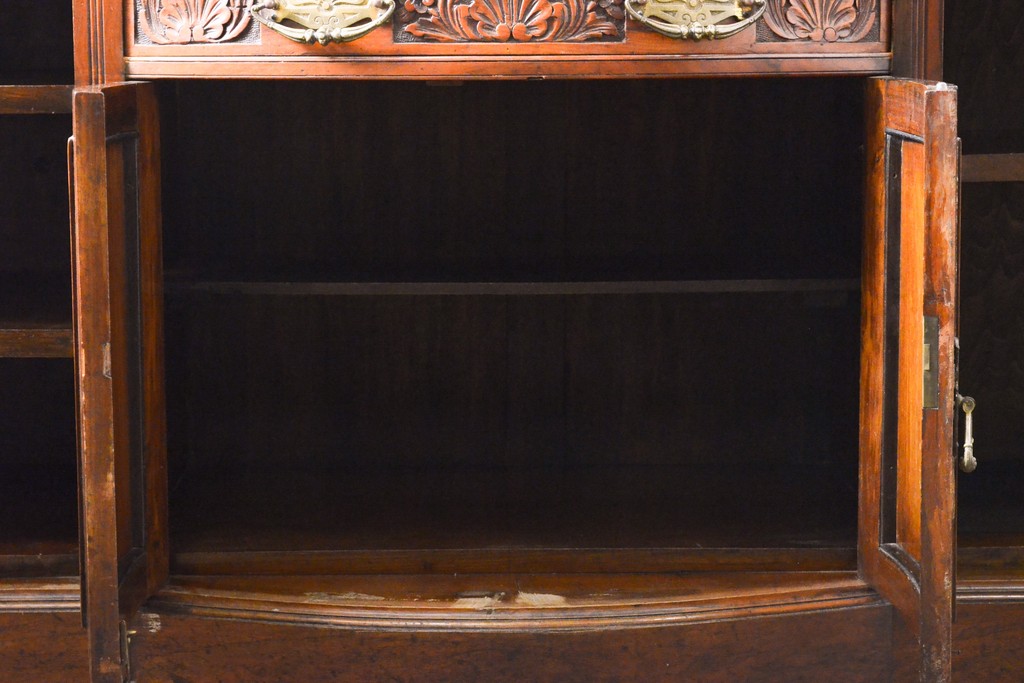 イギリスアンティーク　特大!　最高級　マホガニー材　細部に至るまでこだわりの意匠が感じられるパーラーキャビネット(収納棚、戸棚、食器棚)(R-059528)