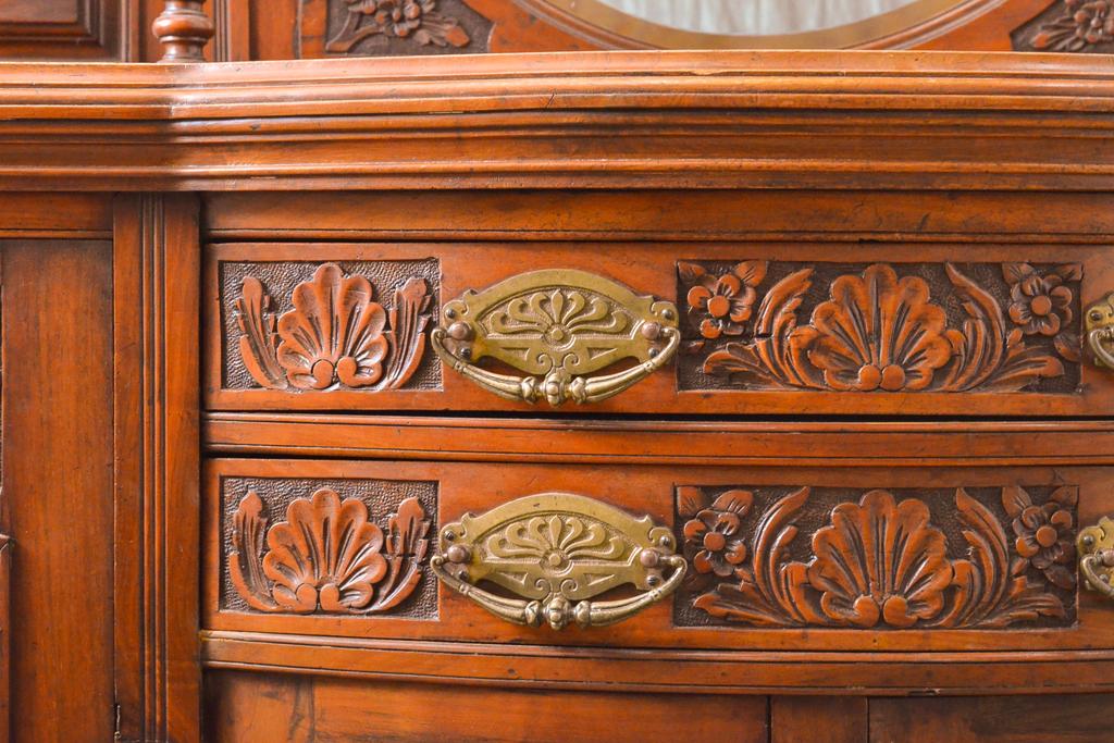 イギリスアンティーク　特大!　最高級　マホガニー材　細部に至るまでこだわりの意匠が感じられるパーラーキャビネット(収納棚、戸棚、食器棚)(R-059528)