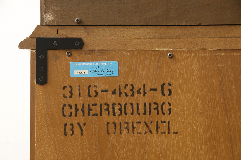 中古　美品　DREXEL HERITAGE(ドレクセルヘリテイジ)　CHERBOURG(シェルブール)　優美な雰囲気を醸し出すキュリオケース(定価約150万円)(飾り棚、食器棚、キャビネット、ガラスケース)(R-059089)