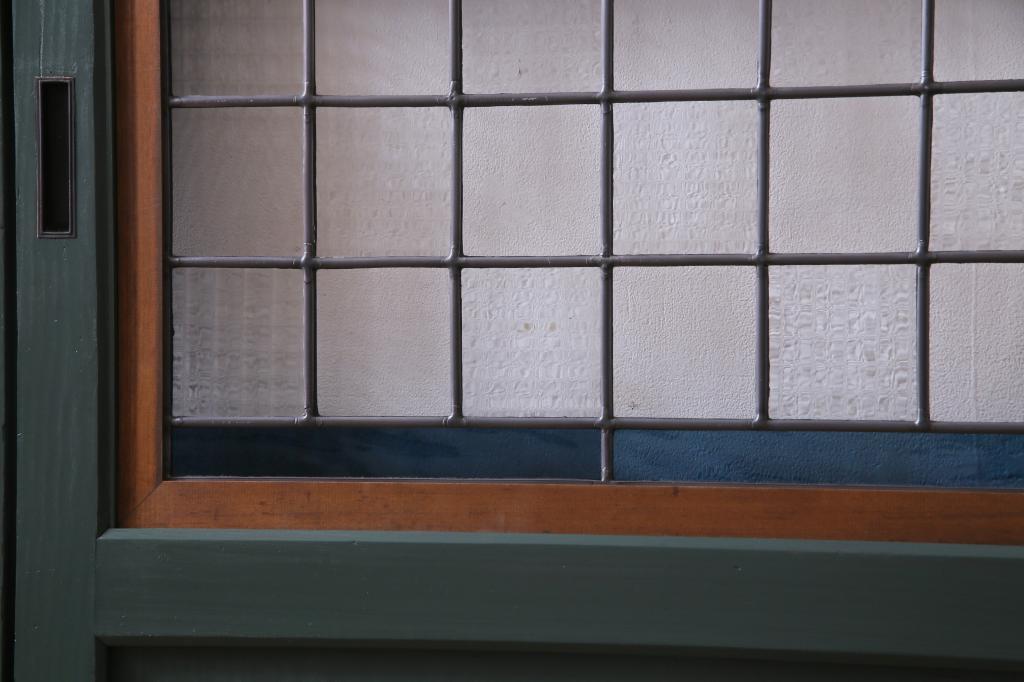 【セミオーダー家具実例】明治期の古い板戸2枚をリメイク!チェッカーガラスとクリアガラス、青い色ガラスの3種を使用したラフジュ工房オリジナルのステンドグラスを組み入れました。(引き戸、建具)