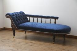 イギリスアンティーク　マホガニー材　上品な挽き物加工や装飾が目を惹く!　クラシカルで気品漂うシェーズロング(カウチソファ、セティ、2人掛けソファ、2P、二人掛け、長椅子、キャスター)(R-061169)
