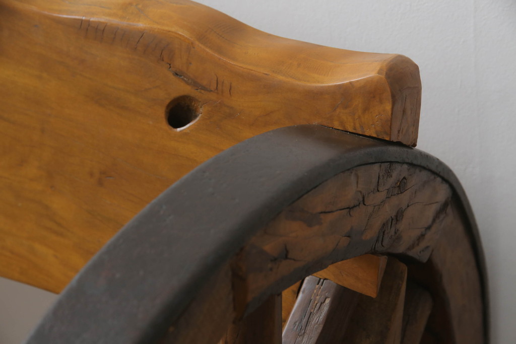 和製ビンテージ　珍品!　古い大八車の車輪を大胆に使ったリメイクベンチ(長椅子、木製ベンチ、板座チェア、ヴィンテージ)(R-052948)