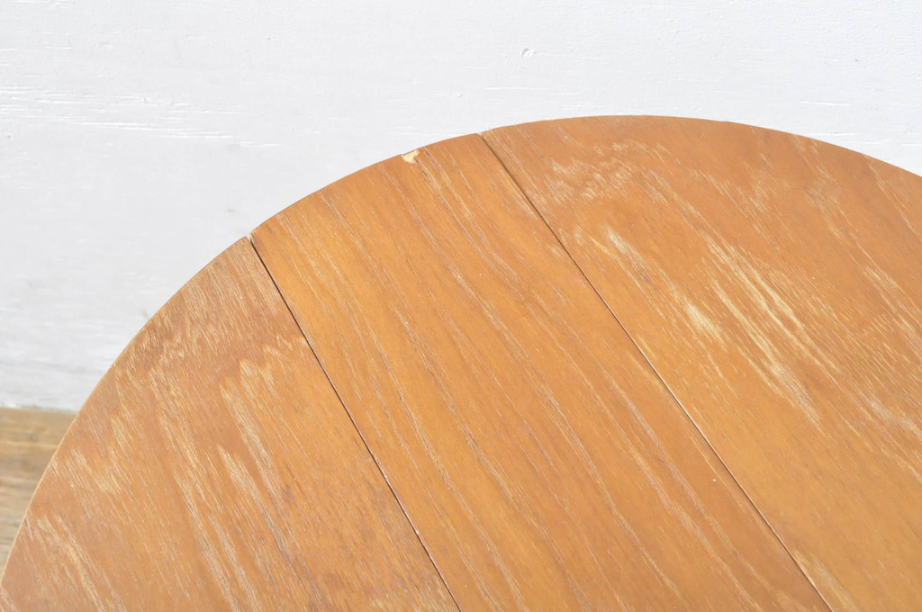 イギリスビンテージ　優しい木の温もり溢れるチーク材製のバタフライサイドテーブル(カフェテーブル、コーヒーテーブル、折りたたみテーブル、折り畳み、ラウンドテーブル、丸テーブル、花台、飾り台、店舗什器、ヴィンテージ)(R-064867)