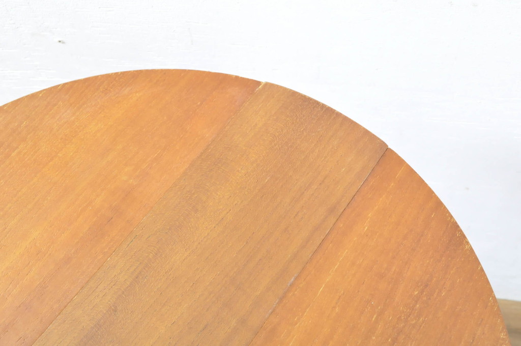 イギリスビンテージ　優しい木の温もり溢れるチーク材製のバタフライサイドテーブル(カフェテーブル、コーヒーテーブル、折りたたみテーブル、折り畳み、ラウンドテーブル、丸テーブル、花台、飾り台、店舗什器、ヴィンテージ)(R-064870)