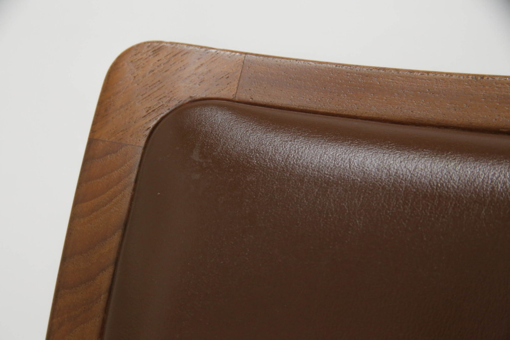 ジャパンビンテージ　チーク材　合皮　温かい雰囲気と高級感を兼ね備えたアームチェア4脚セット(イス、椅子、ヴィンテージ)(R-053308)