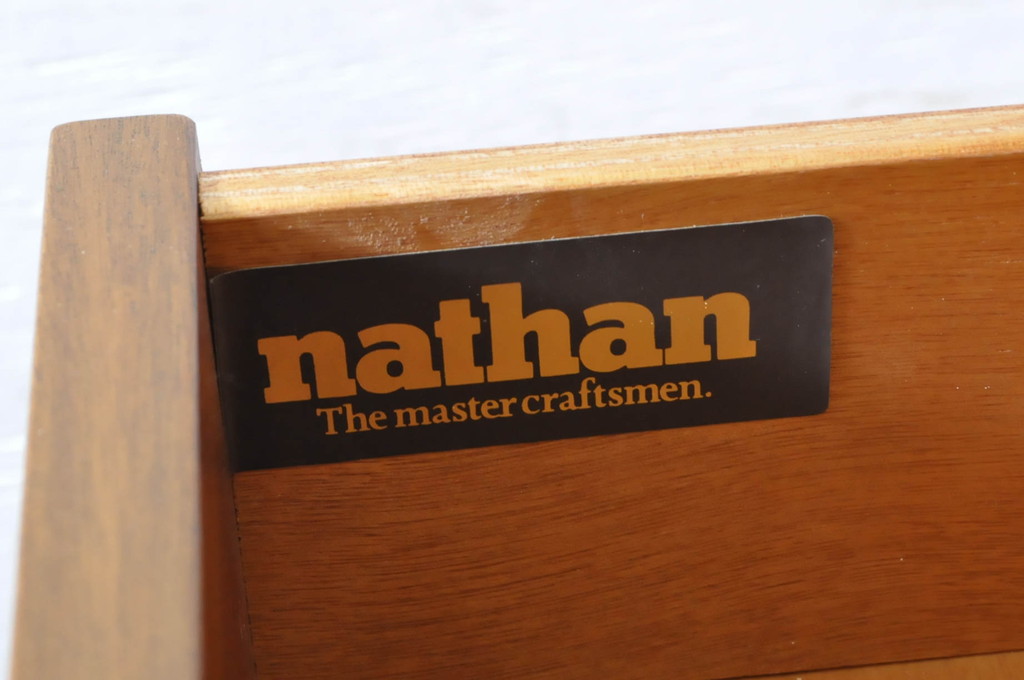 イギリスビンテージ　チーク材　人気のデザイン!　nathan(ネイサン)社製のガラス戸がおしゃれなキャビネット(北欧、サイドボード、サイドキャビネット、収納棚、戸棚、飾り棚、食器棚、本箱、ブックケース、ヴィンテージ)(R-064874)