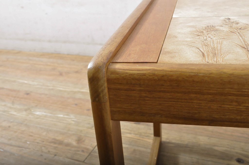 イギリスビンテージ　タイルトップ　ミッドセンチュリーな雰囲気漂うネストテーブル(サイドテーブル、カフェテーブル、コーヒーテーブル、ローテーブル、ヴィンテージ)(R-065150)