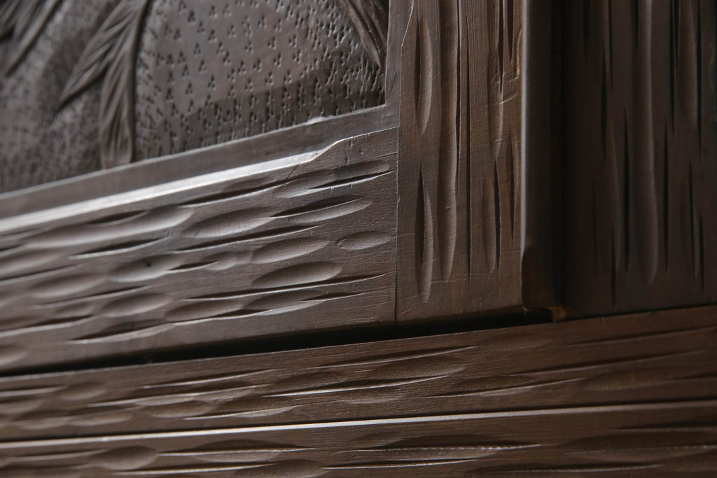 中古　軽井沢彫り　優美に咲き誇る牡丹の彫刻が美しいワードローブ(洋服タンス、収納棚、戸棚、引き出し、キャビネット)(R-063411)