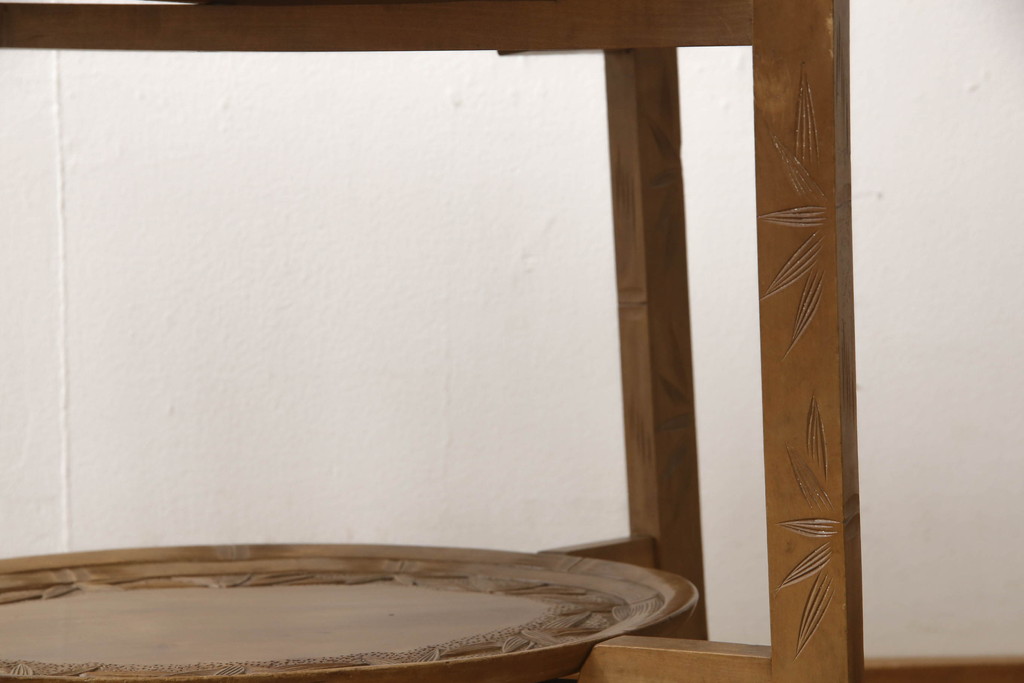 和製ビンテージ　軽井沢彫り　笹の葉の彫がアクセントになったトレー(お盆)付きサイドテーブル(ナイトテーブル、ヴィンテージ)(R-057691)
