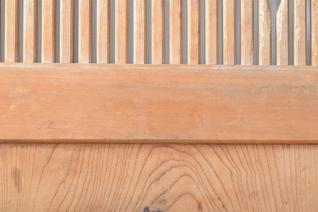 アンティーク建具　富山県産　枠ヒノキ材(檜)・板ケヤキ材(欅)　明るい木色に黒々とした金具が映える格子蔵戸1枚(玄関戸、引き戸、建具)(R-059206)