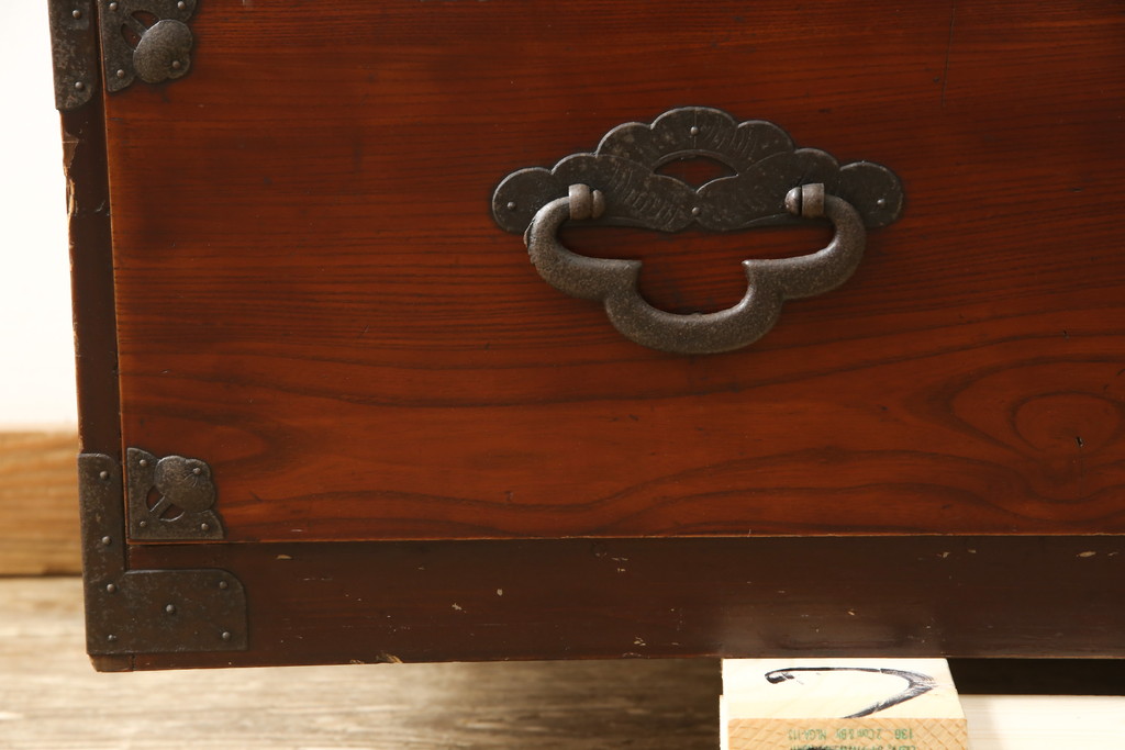 和製アンティーク　前面欅(ケヤキ)材　和の趣あふれる佇まいが魅力的な米沢箪笥(和箪笥、時代箪笥、衣装たんす、収納箪笥、引き出し)(R-059806)