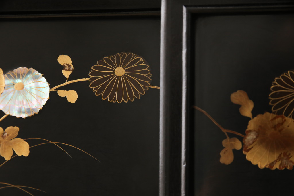 和製アンティーク　総シタン材　螺鈿と蒔絵の装飾が上質な和の空間を演出する時代物の飾り棚(茶棚、違い棚、収納棚)(R-049019)