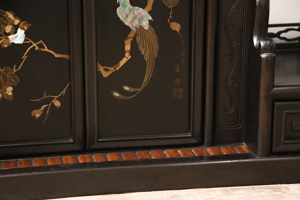 和製アンティーク　総シタン材　螺鈿と蒔絵の装飾が上質な和の空間を演出する時代物の飾り棚(茶棚、違い棚、収納棚)(R-049019)
