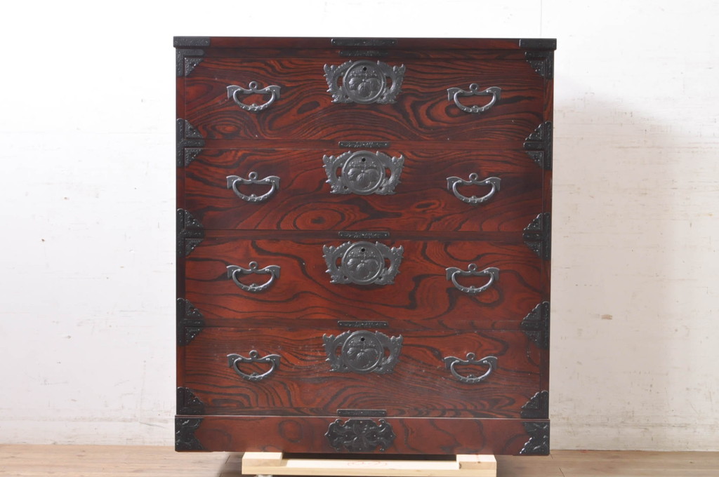 中古　岩谷堂箪笥　力強い木目と凝った金具が美しい収納箪笥(引き出し、チェスト、和たんす、衣装箪笥)(R-071306)