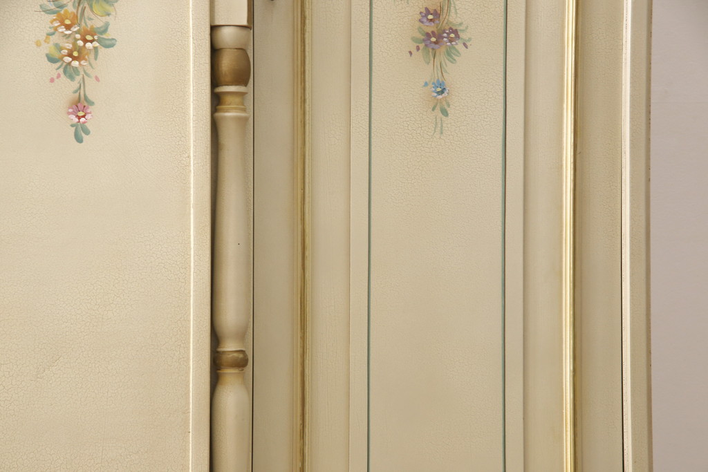 中古　イタリア輸入家具　ロココ調　薄型ですっきりおさまるワードローブ(洋服タンス、収納棚)(R-054784)