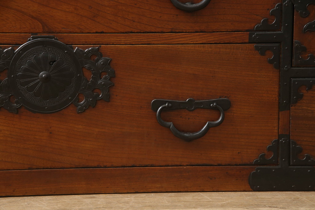 和製アンティーク　前面欅(ケヤキ)材・供縁　金具の立派な仙台箪笥(和箪笥、衣装たんす、時代箪笥、引き出し)(R-057399)
