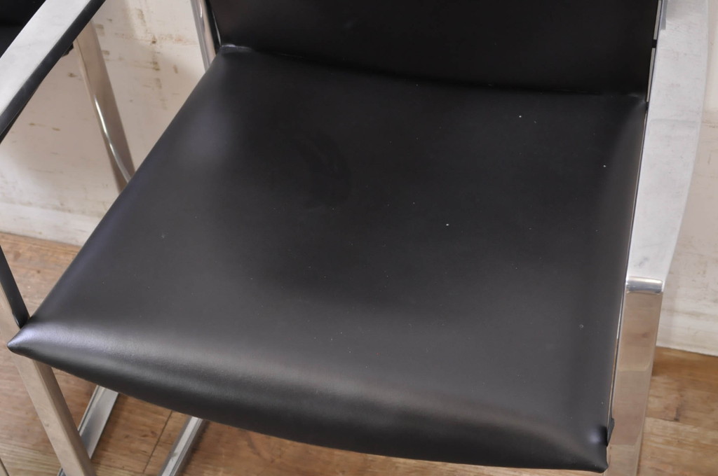 中古　美品!!　Cassina(カッシーナ)　184EVE(イヴ)　洗練されたモダンデザインが目を引くアームチェア2脚セット(ダイニングチェア、椅子、イス)(定価2脚で約60万円)(R-068579)