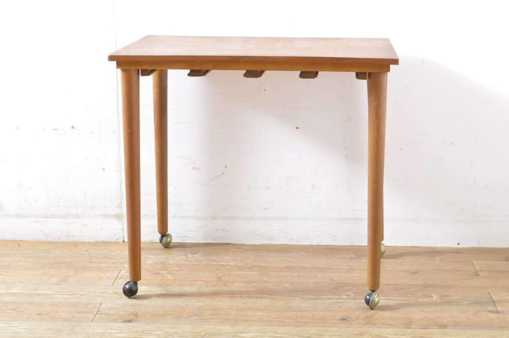 イギリスビンテージ　チーク材　ナチュラルテイストの空間づくりにおすすめのキャスター付きサイドテーブル(カフェテーブル、コーヒーテーブル、ヴィンテージ)(R-063565)