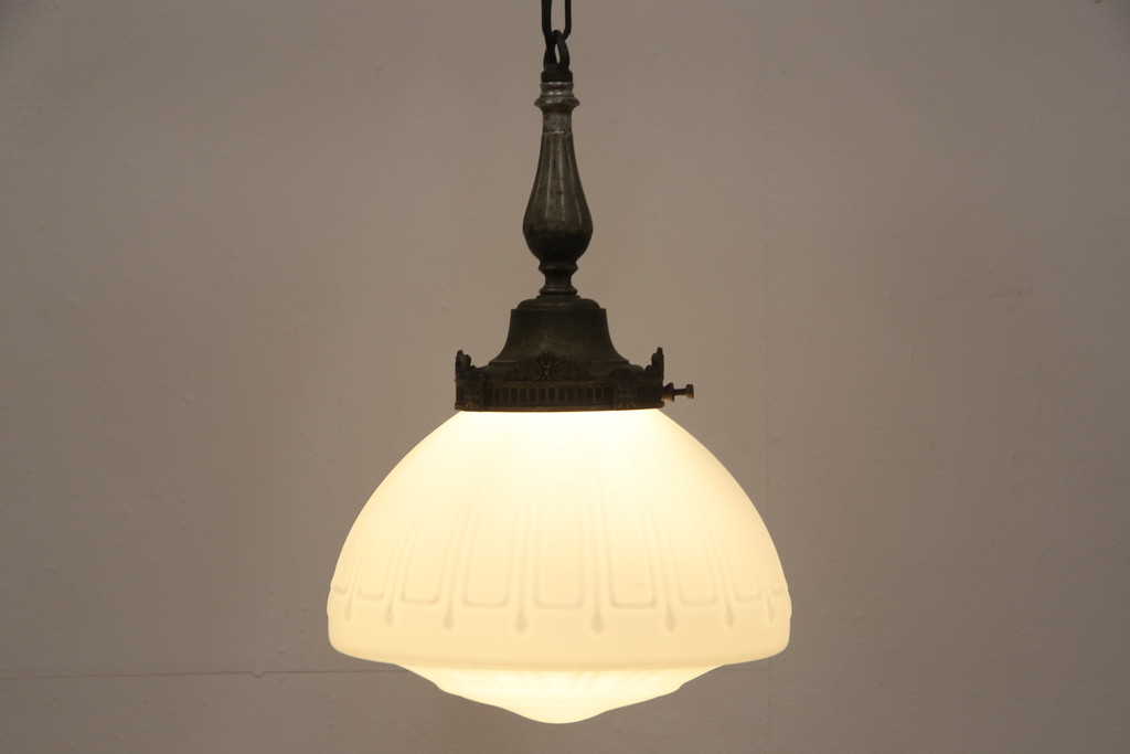 アンティーク照明　昭和初期　凝ったつくりのブラケットと陽刻デザインのシェードが大正ロマンの雰囲気を醸し出す吊り下げ照明(天井照明、ペンダントライト)(R-056234)