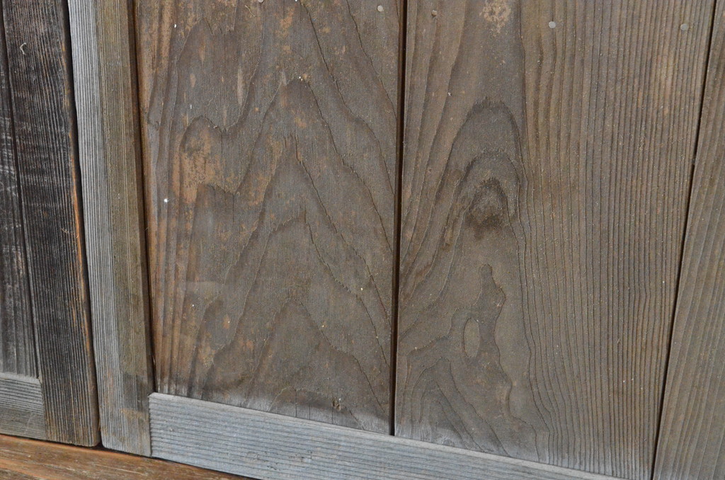 中古　板部は浮造り仕上げ!　趣のある風合いが魅力的な数寄屋の雨戸4枚セット(建具、板戸、引き戸)(R-064916)