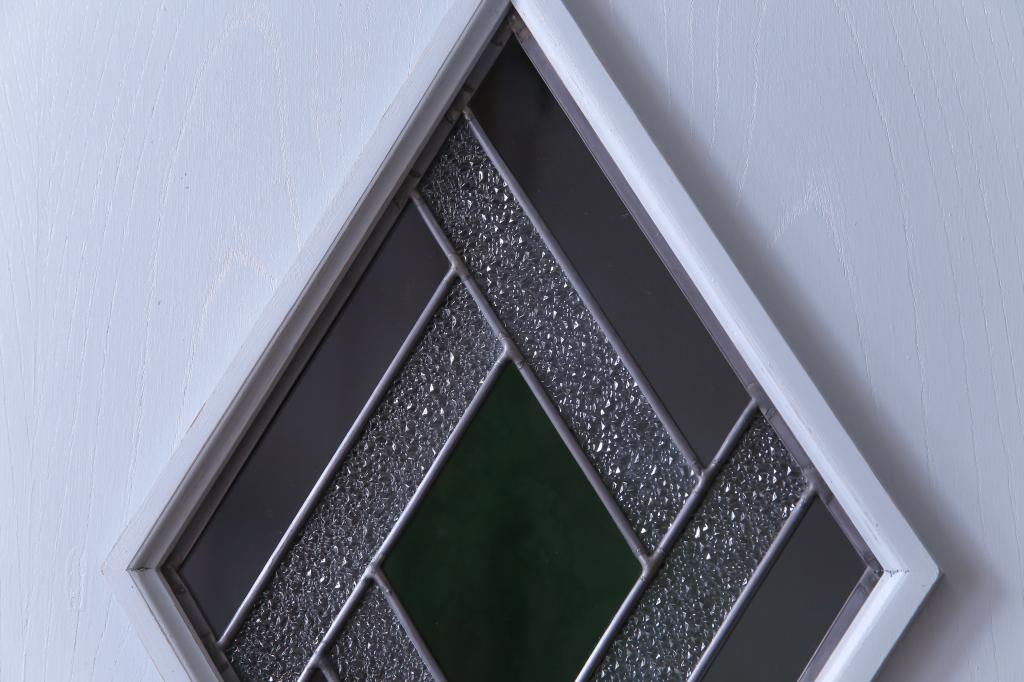 【セミオーダー家具実例】ドアをリメイク!本体は水色がかったグレーにペイントを施し、引手を左右に取り付け。色ガラス、ダイヤガラス、クリアガラスを使用したラフジュ工房オリジナルのステンドグラスを組み入れました。(引き戸、建具)