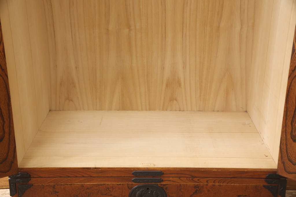 中古　美品　岩谷堂箪笥　迫力ある木目と深みのある色合いが目を引く箪笥ワードローブ(洋服タンス、収納棚)(R-054848)