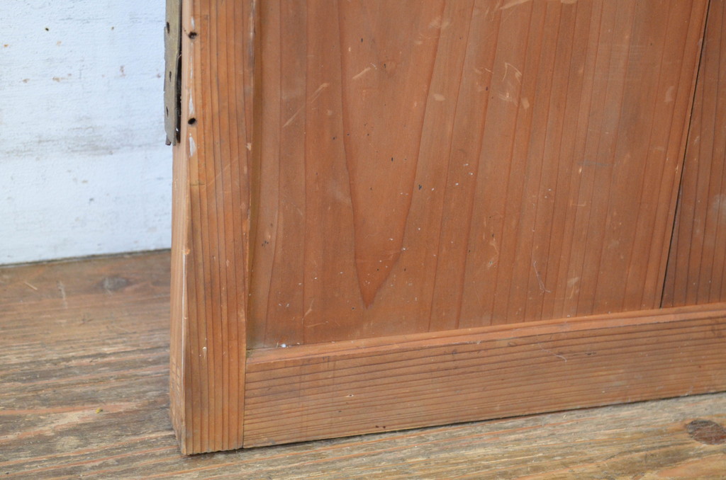 アンティーク建具　味わい深い木味が懐かしい雰囲気を醸し出すマス目(升目)格子扉1枚(ドア、格子戸、板戸、木製ドア)(R-064603)