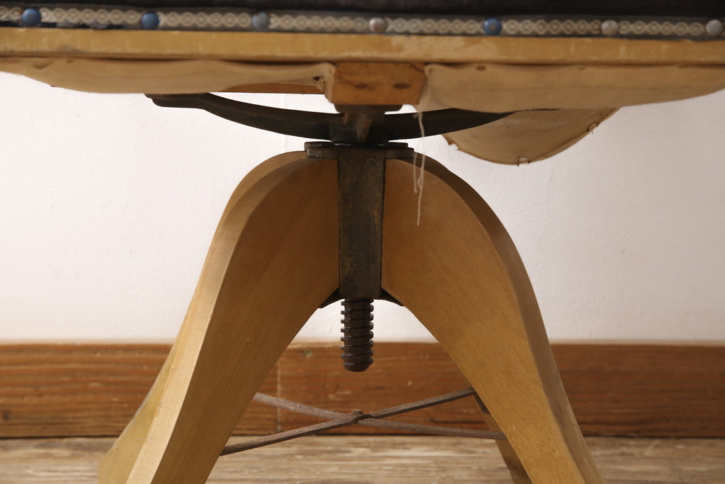 和製アンティーク　ナラ材　レトロな佇まいが目を引く回転椅子(ドクターチェア、デスクチェア、回転イス、アームチェア)(R-054817)