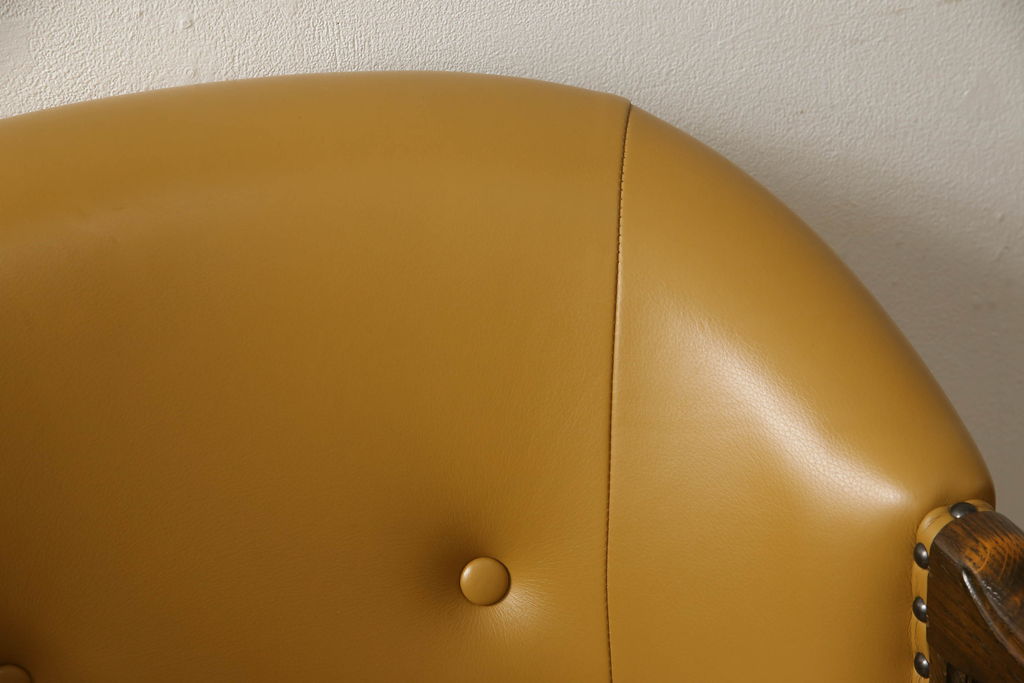 中古　超美品　特注品　横浜ダニエル(daniel)取り扱い　三越家具　カントリーハウス　本革張り　クラシカルで温かみのある空間を演出するアームチェア(ラウンジチェア、椅子)(定価約20万円以上)(R-053903)