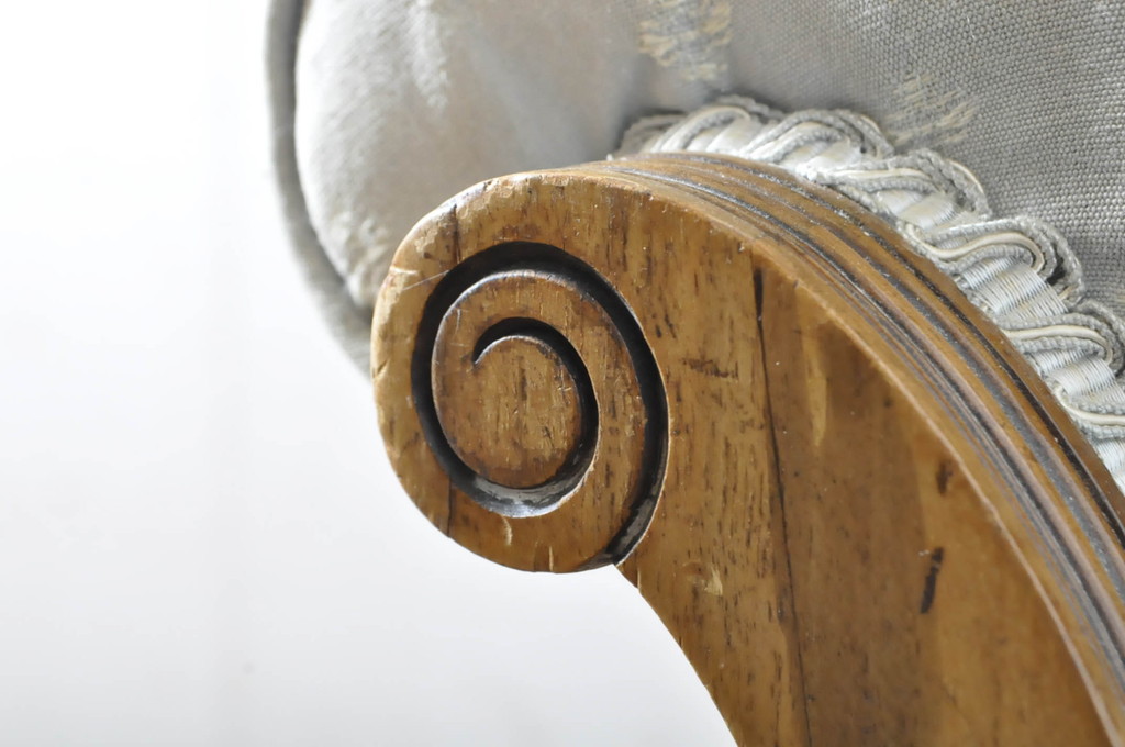 イギリスアンティーク　エレガントな彫刻が魅力のキャスター付きナーシングチェア(ラウンジチェア、イージーチェア、ダイニングチェア、椅子、イス、英国)(R-065635)