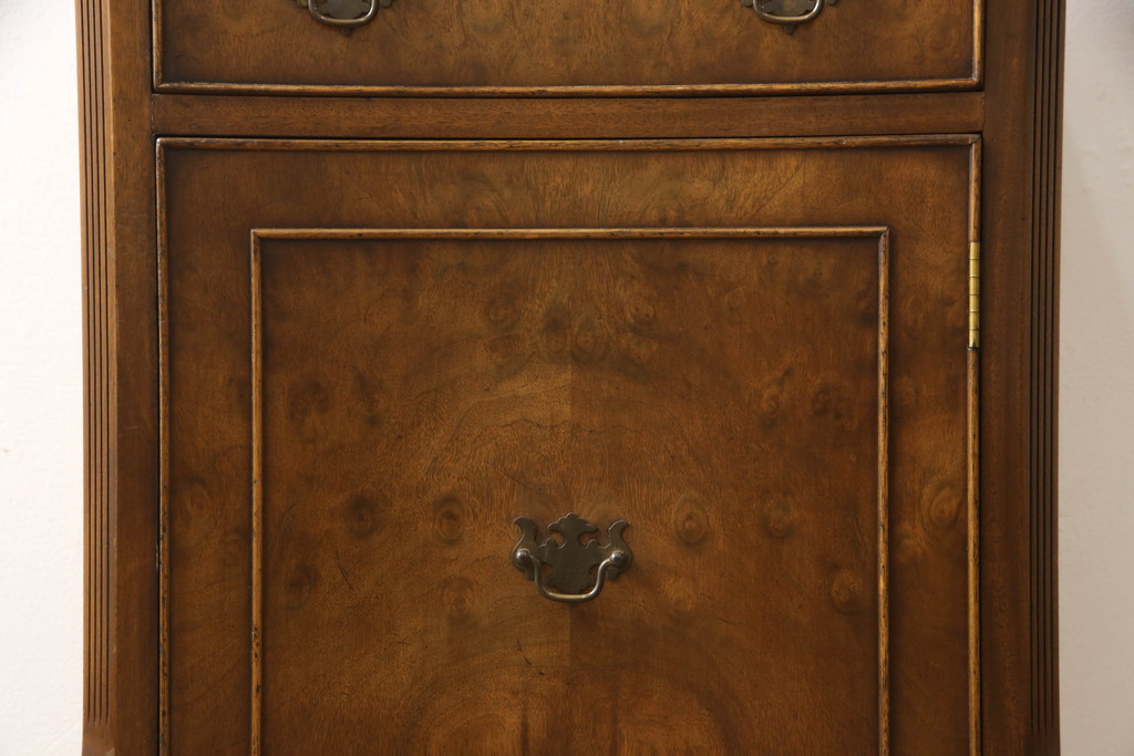 イギリスアンティーク　ウォールナット材　クラシカルな佇まいが魅力的なサイドキャビネット(収納棚、戸棚、引き出し)(R-063503)