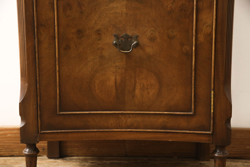イギリスアンティーク　ウォールナット材　クラシカルな佇まいが魅力的なサイドキャビネット(収納棚、戸棚、引き出し)(R-063503)