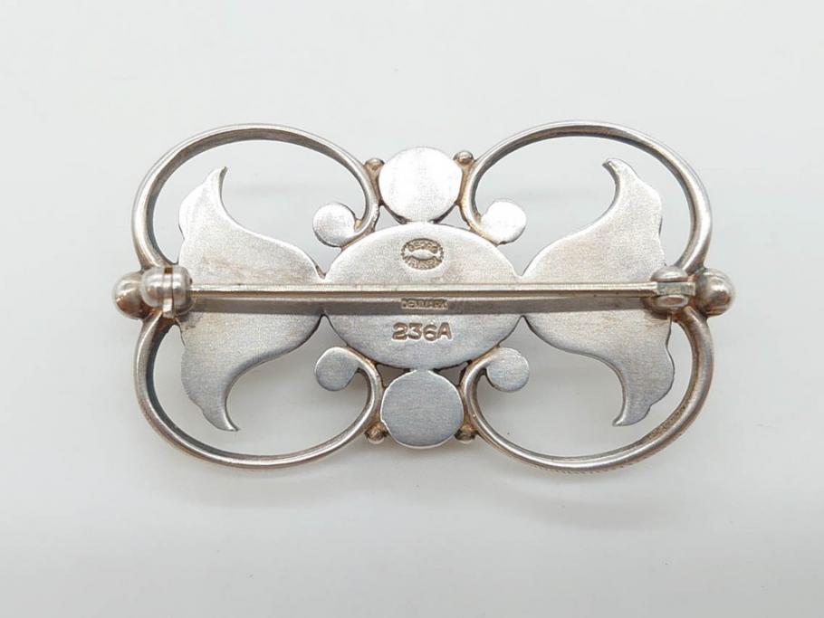 ヴィンテージアクセサリー　デンマーク　GEORG JENSEN(ジョージ・ジェンセン)　236A　シルバー925S　エレガントな装飾デザインが素敵なブローチ(silver、ビンテージ)(R-073362)
