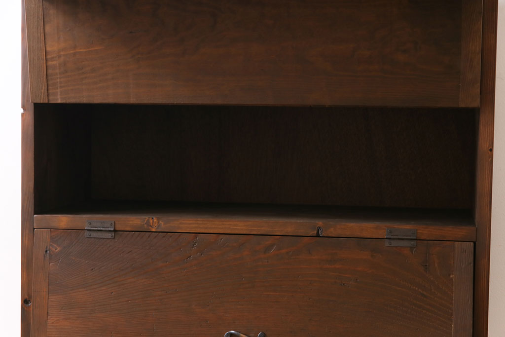 アンティーク家具　リメイク品　明治期の松材を利用したパタパタ扉の脚付き収納棚(戸棚、下駄箱、キャビネット)(1)