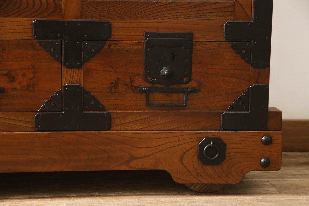 中古　民芸家具　前面ケヤキ材　古い金具を使って再生された車箪笥(和たんす、時代箪笥、戸棚)(R-054031)
