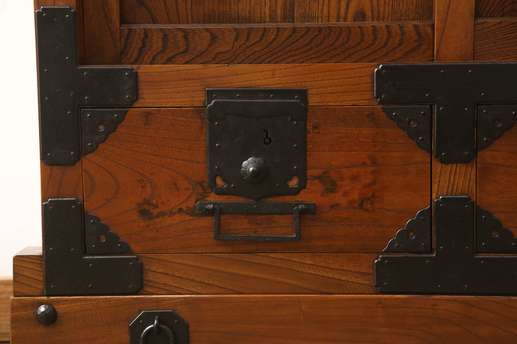 中古　民芸家具　前面ケヤキ材　古い金具を使って再生された車箪笥(和たんす、時代箪笥、戸棚)(R-054031)