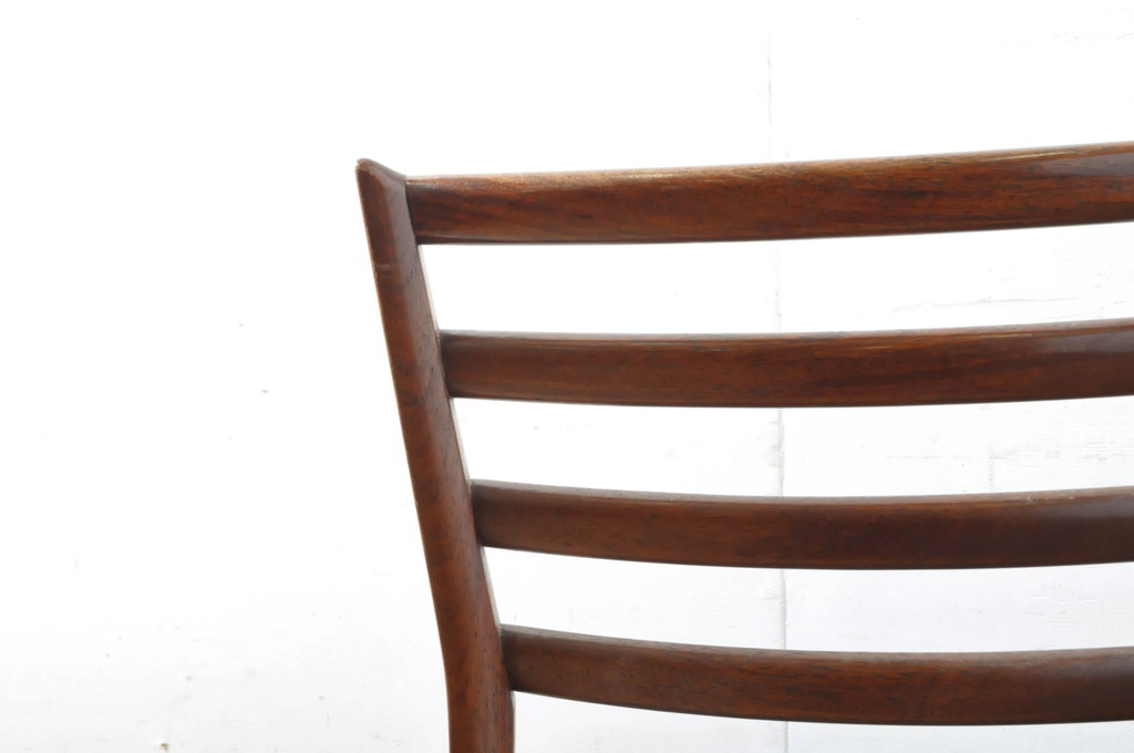 和製ビンテージ　カリモク家具(karimoku)　最上位シリーズ「ビベンテ」　CE7045BR　ウォールナット材　洗練されたデザインがお部屋のアクセントになる造りの良い食堂椅子2脚セット(ダイニングチェア、ヴィンテージ)(定価1脚約10万円)(R-064508)