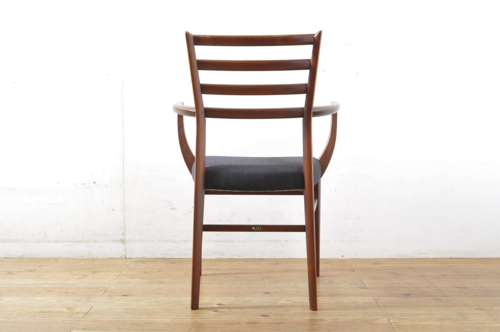 和製ビンテージ　カリモク家具(karimoku)　最上位シリーズ「ビベンテ」　CE7040BR　ウォールナット材　洗練されたデザインがお部屋のアクセントになる造りの良い肘付食堂椅子(ダイニングチェア、アームチェア、ヴィンテージ)(定価約12万円)(R-064510)