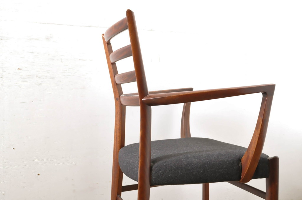 和製ビンテージ　カリモク家具(karimoku)　最上位シリーズ「ビベンテ」　CE7040BR　ウォールナット材　洗練されたデザインがお部屋のアクセントになる造りの良い肘付食堂椅子(ダイニングチェア、アームチェア、ヴィンテージ)(定価約12万円)(R-064510)